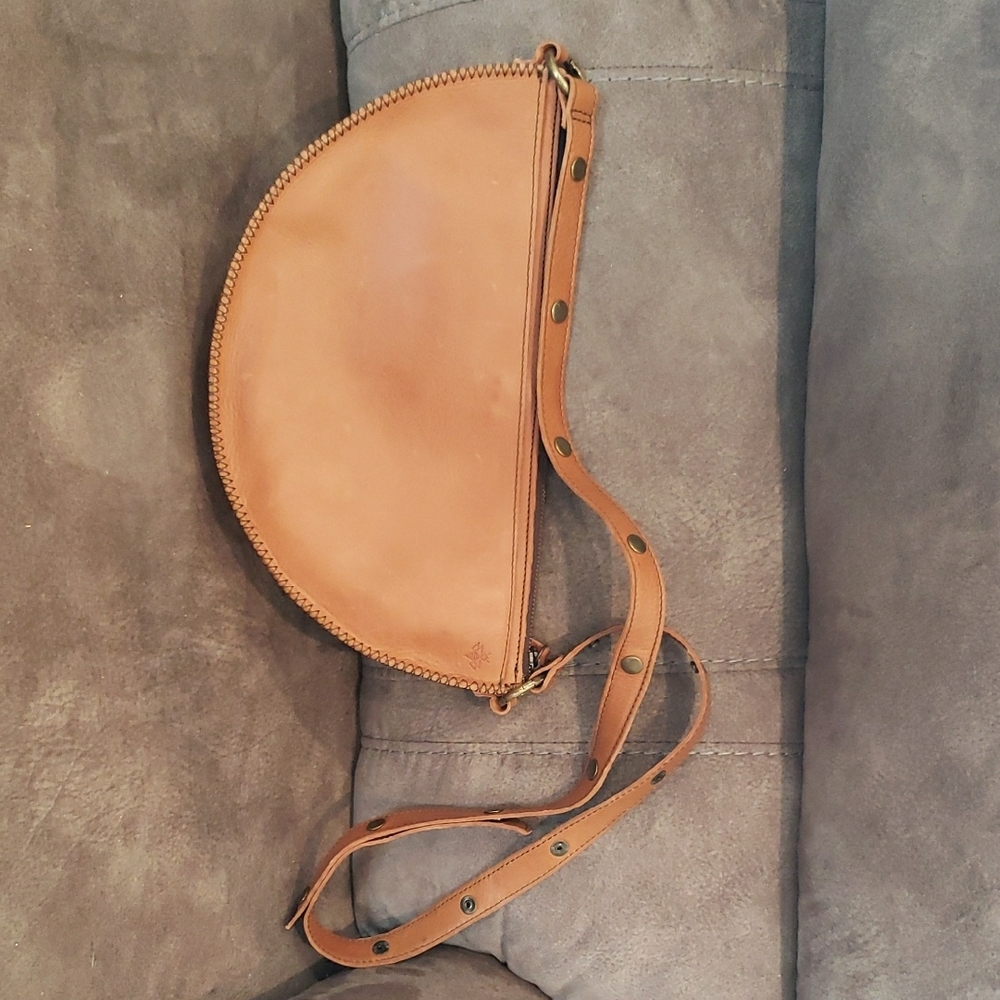 Chic Tan Leather Crossbody Bag - Picture 6 of 8